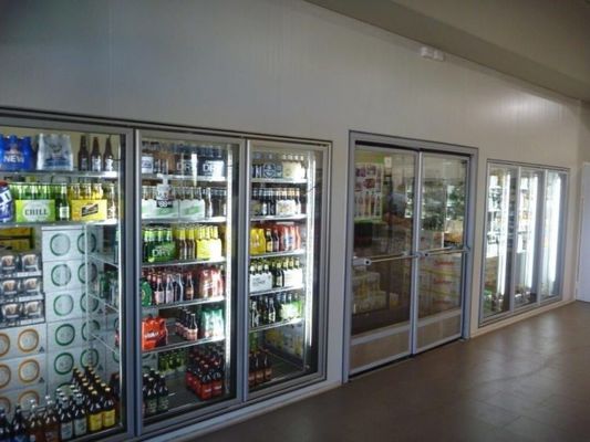 맥주 동굴 유리문은 냉장고 프리더에서 냉각기  상업적 보행에 걸어 들어갑니다